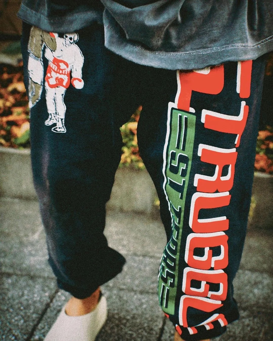 SAINT Mxxxxxx x DENIM TEARS STRUGGLE SWTPNTS/BLK DT co-branded boxing retro distressed sweatpants, washed black S-XL Assute dyeing, whole piece sprayed with horse fade, authentic grade crack printing, mold customization co-branded main mark/washed mark, factory four-needle six-thread workmanship, no bone seams, more comfortable to wear